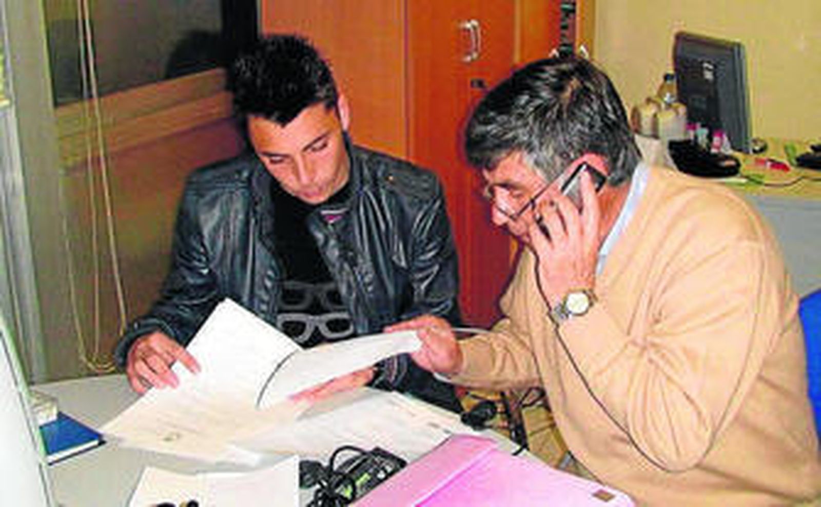 Ximo firma su rescisión junto al director deportivo, Julio Peguero.