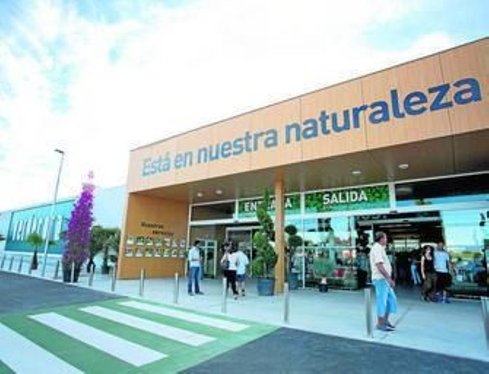 Varios clientes ayer por la tarde en el nuevo establecimiento de Verdecora en Málaga.