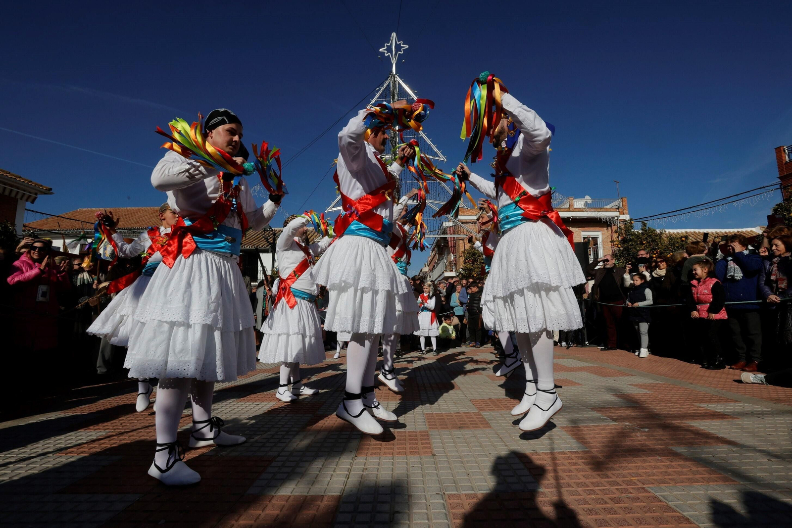 La Danza de los Locos y el Baile del Oso de Fuente Carreteros, en imágenes