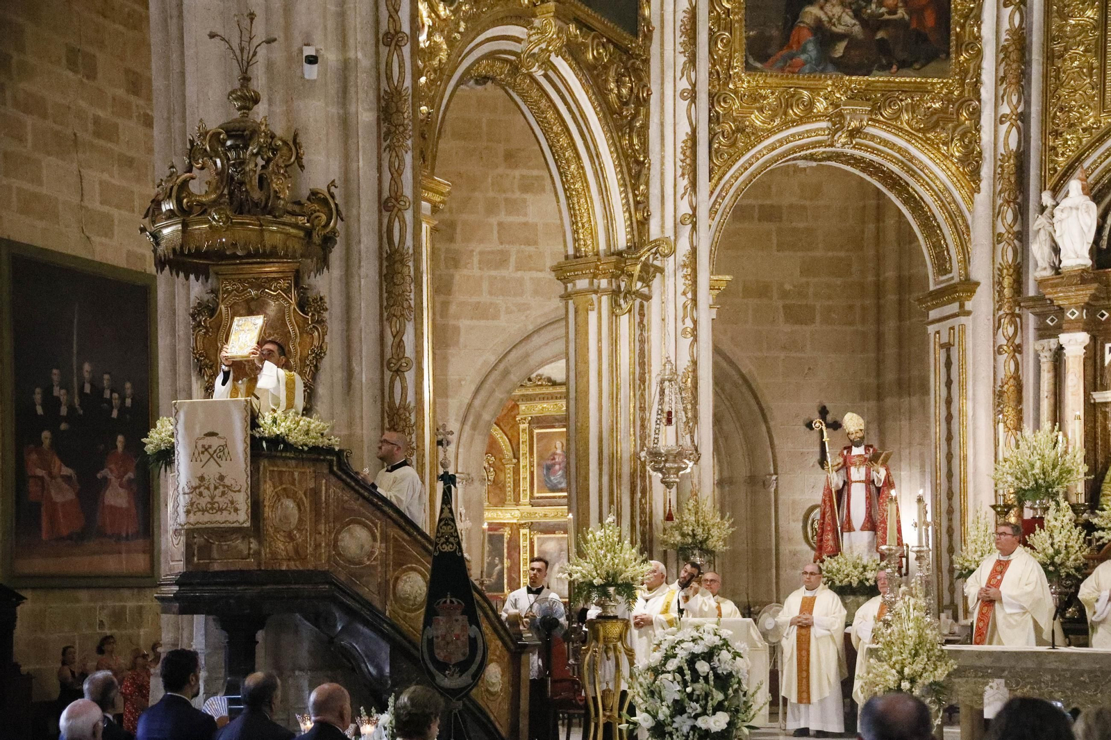 Las imágenes de la santa misa estacional presidida por el obispo de Almería, con la interpretación de Anacrusa