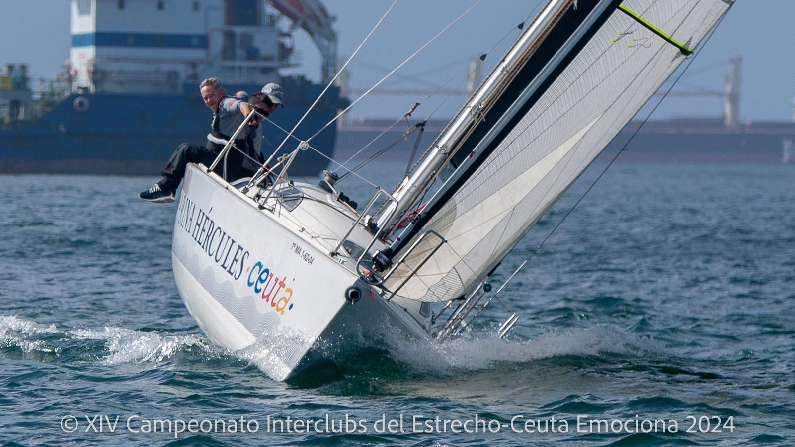 El 'Ceuta Emociona-Timón de Roche', con Paco Timón al frente de la embarcación.
