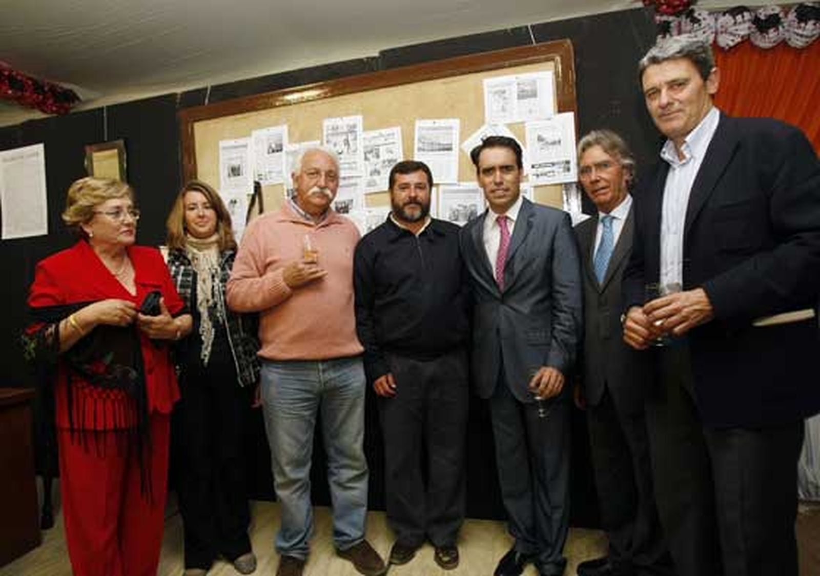 Rafael Navas, junto a su profesor Rafael Bermudo, y Hortensia Renedo con los ediles Carmen Matiola, Candón, Gago y García de Quirós.

Foto: Fito Carreto y Andrés Mora