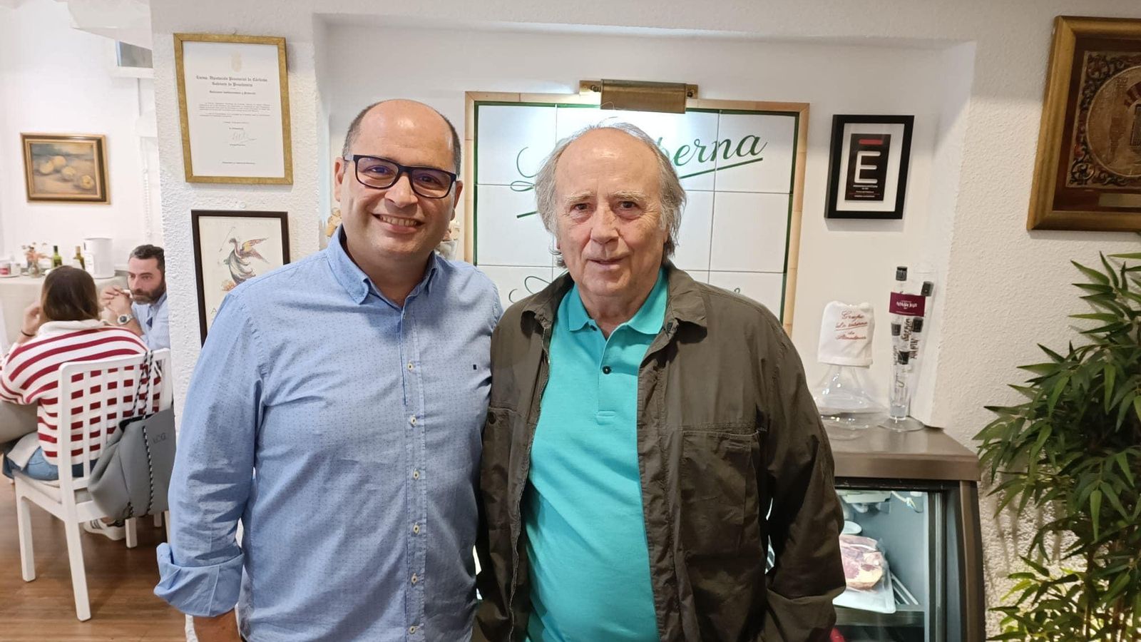 El cantautor posó con Ángel Sánchez, gerente de La Taberna de Almodóvar