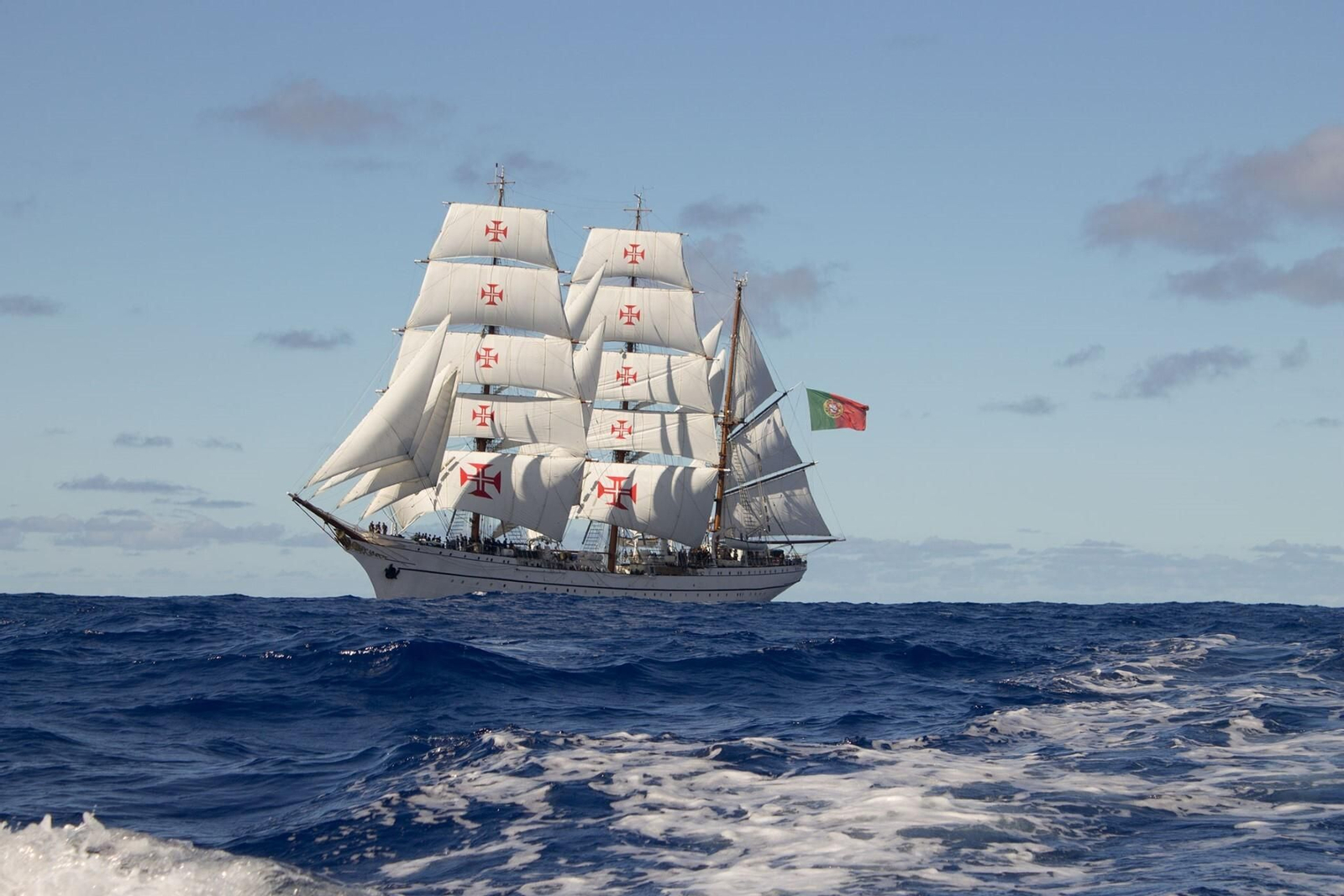 El Buque Escuela Sagres, navegando.