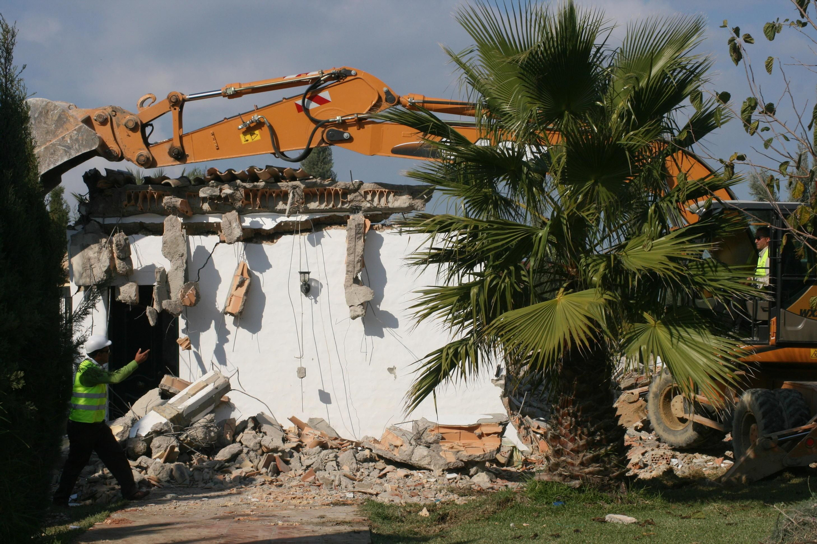 Imagen de archivo del derribo de una vivienda en El Palmar.