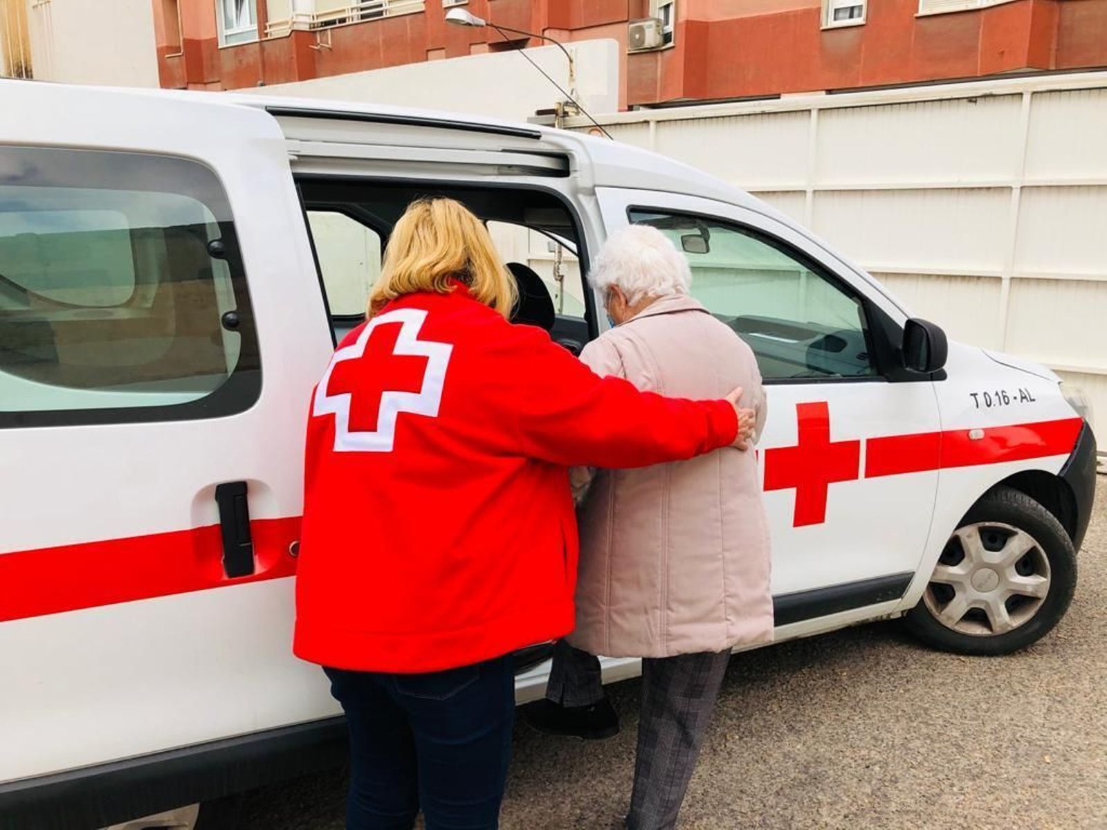 Una voluntaria de Cruz Roja acompaña a una señora.