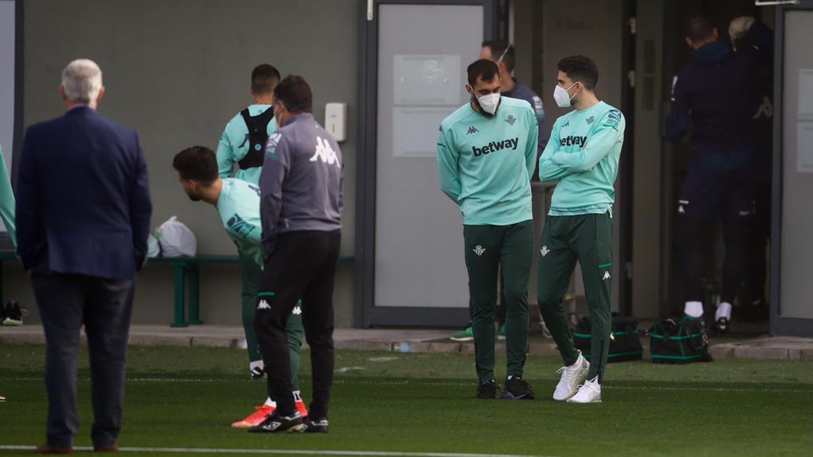 Borja Iglesias y Bartra dialogan antes de escuchar la charla de Pellegrini.