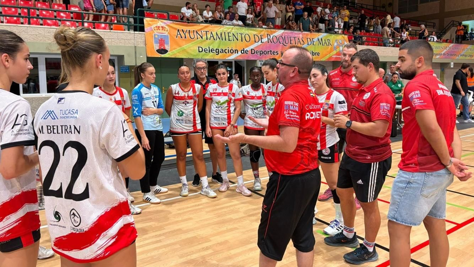 Pedro Jorge Quinto se dirige a sus jugadoras en uno de los últimos encuentros.