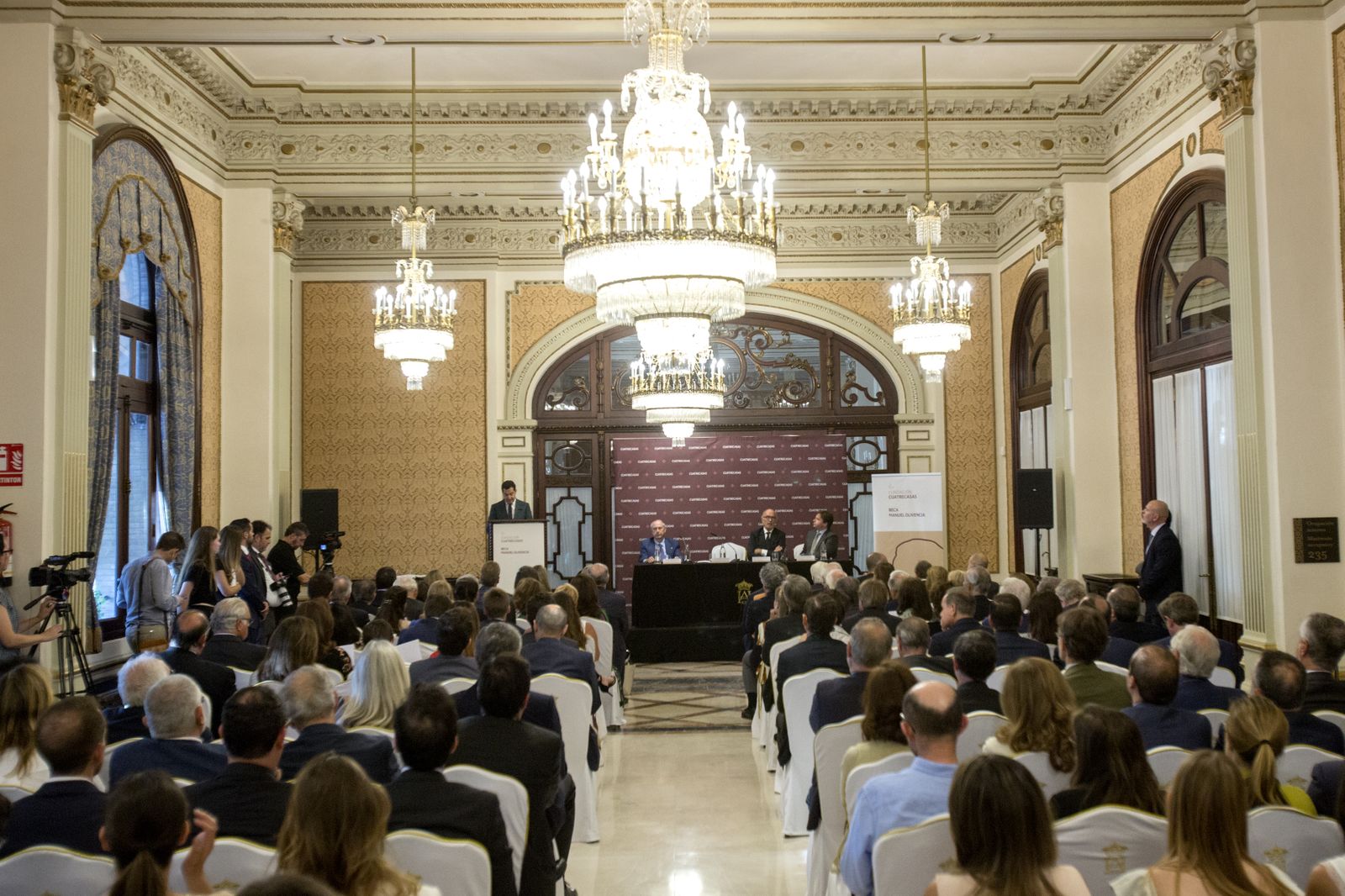 Las imágenes de la entrega de la Beca Manuel Olivencia