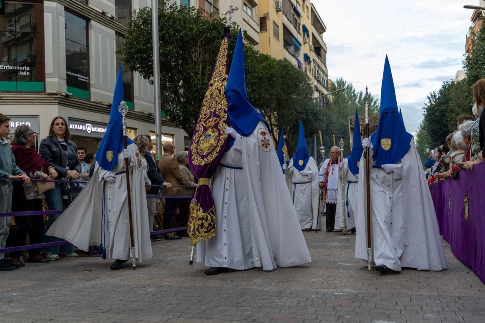 Los jiennenses arropan a las tres cofradías de la tarde en un Domingo de Ramos más caluroso de lo esperado (II)