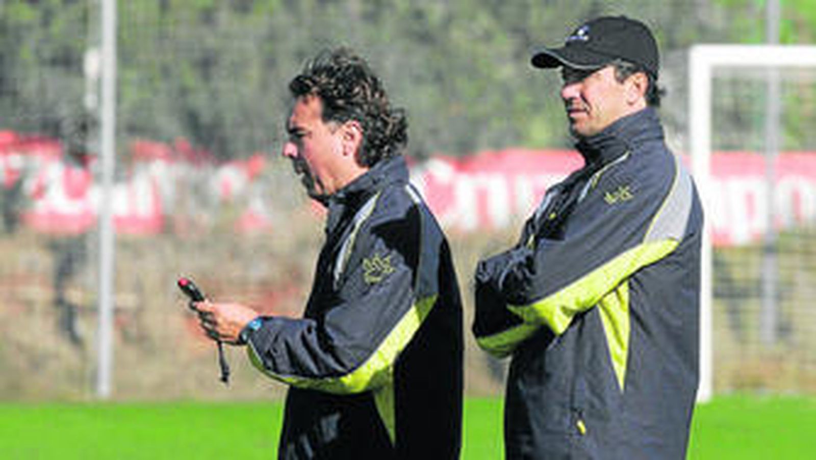 Jose González, con gorra, junto a Pepe Losada en el entrenamiento matutino de ayer en El Rosal.