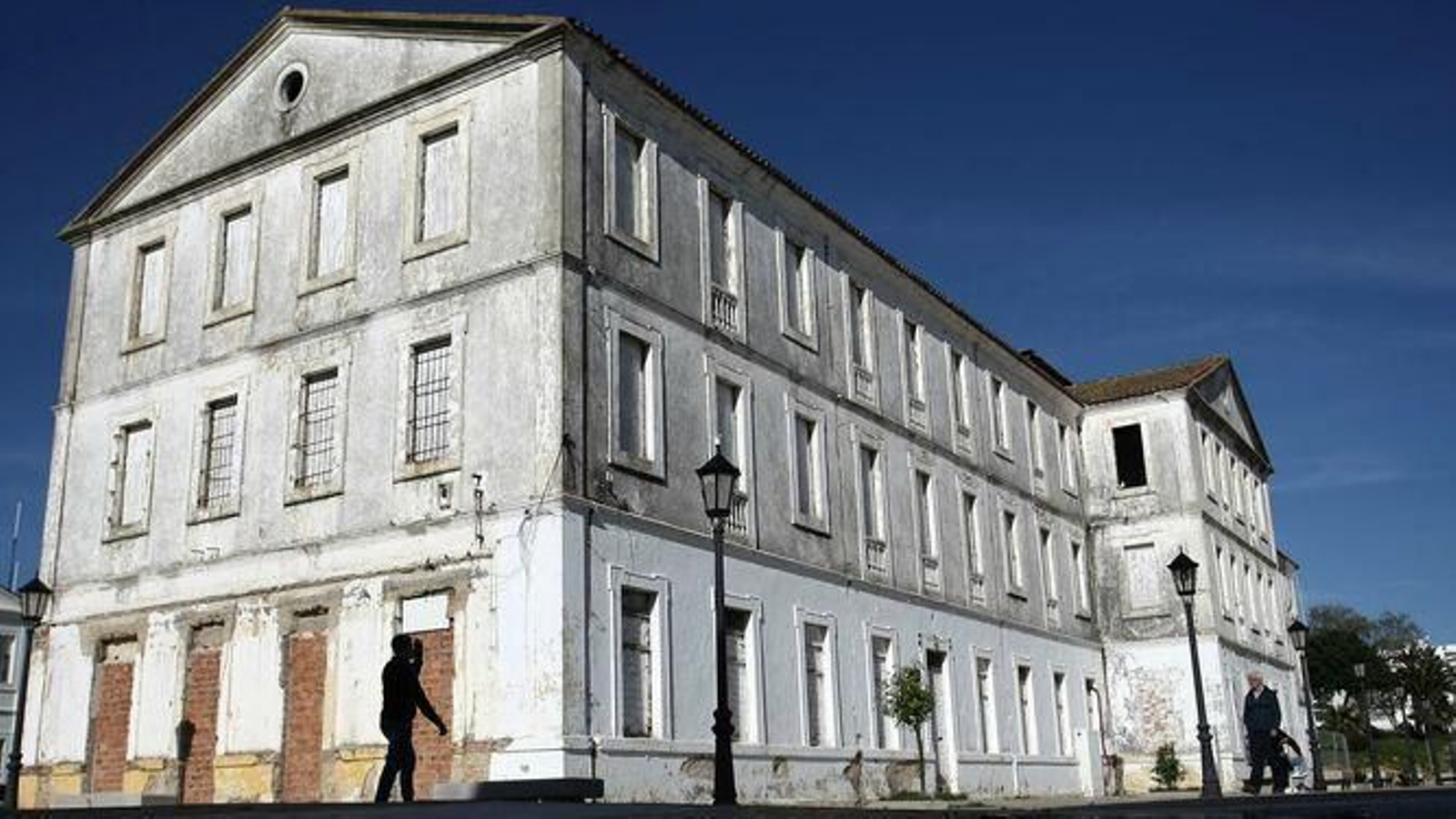El edificio del antiguo cuartel Diego Salinas.