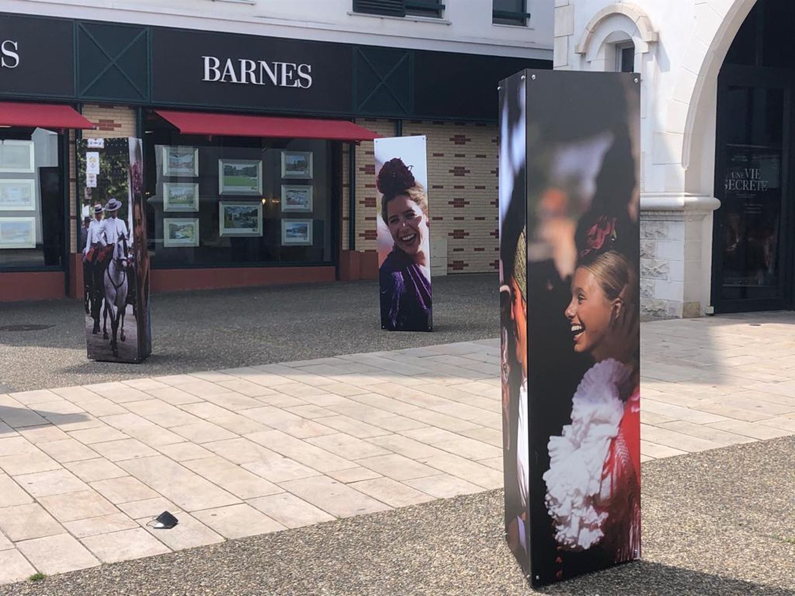 Fotografías de Antonio Pizarro expuestas en las calles de San Juan de Luz, en Francia.