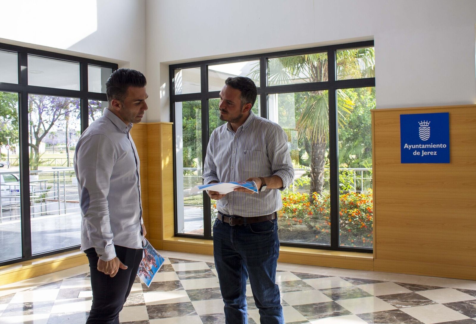 Jesús Alba, delegado de Deportes, junto a Jesús Pacheco, organizador del evento.