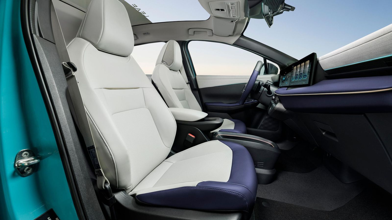 Los asientos delanteros pueden quedar relativamente próximos al suelo. Llama la atención que la banqueta, como la trasera, sea tirando a corta.