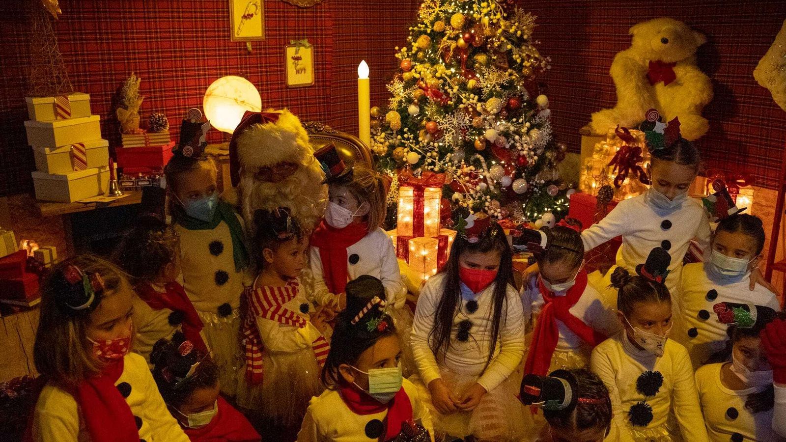 Papá Noel con algunos de los niños que han participado en el acto. Papá Noel con algunos de los niños que han participado en el acto.