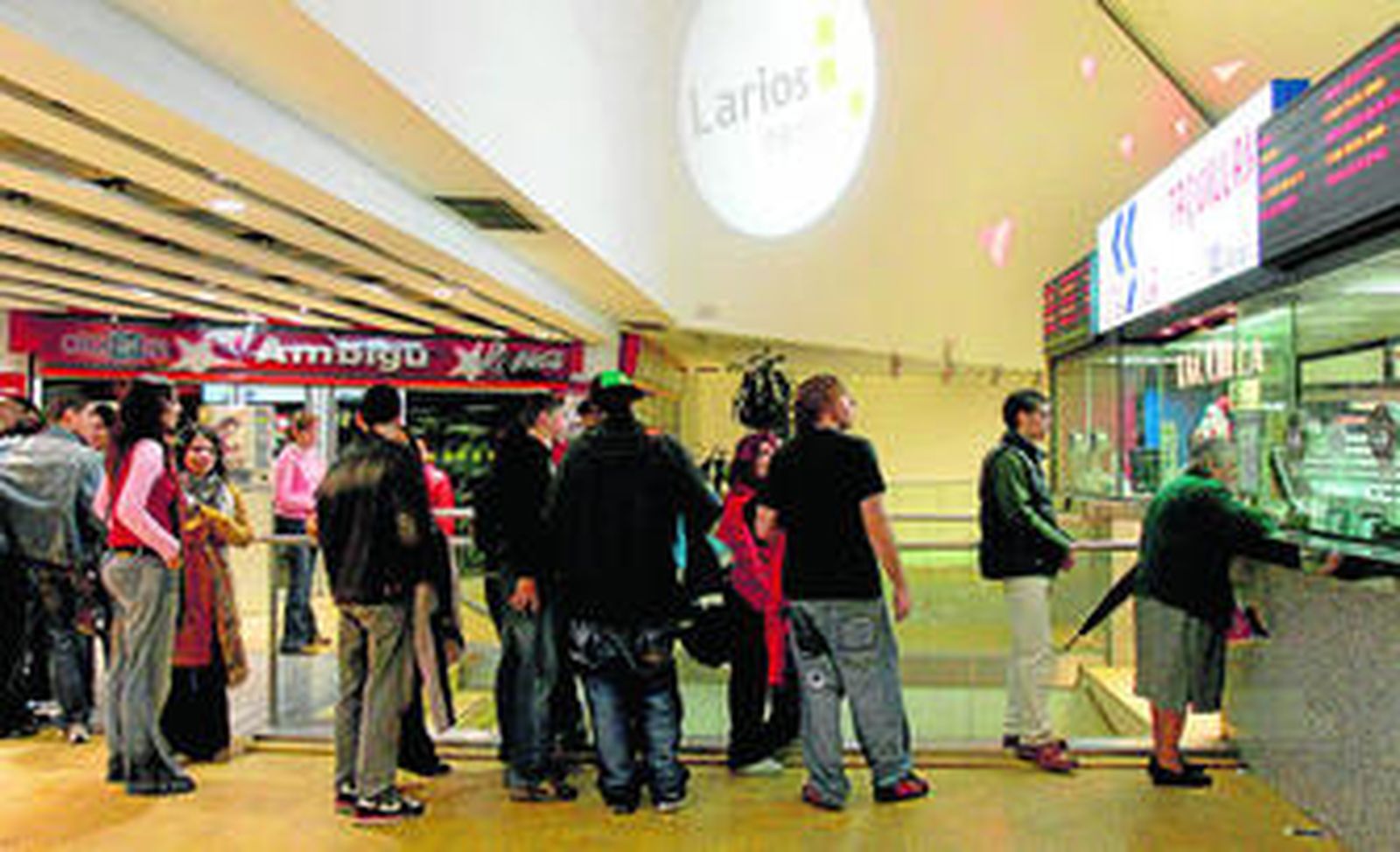 Colas en la taquilla del Multicines Larios: una imagen para el recuerdo.