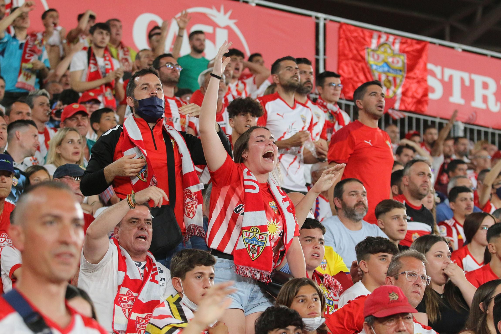 Las imágenes de la decepción de los aficionados del Almería