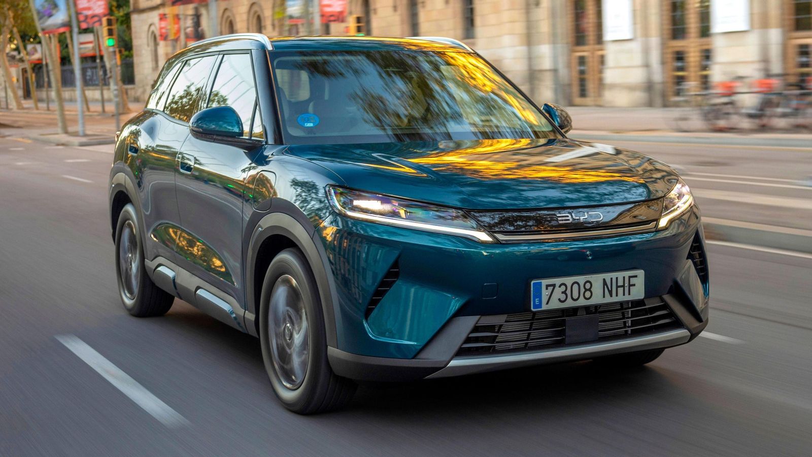 En la inmensa mayoría de las situaciones es el motor eléctrico quien impulsa las ruedas, mientras que cuando el térmico se activa actúa para producir electricidad.