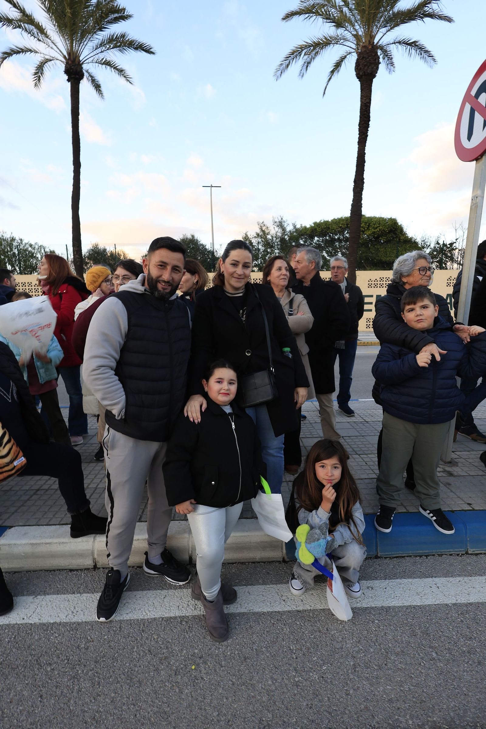 Búscate en las fotos de la cabalgata de Reyes Magos 2026 en La Línea