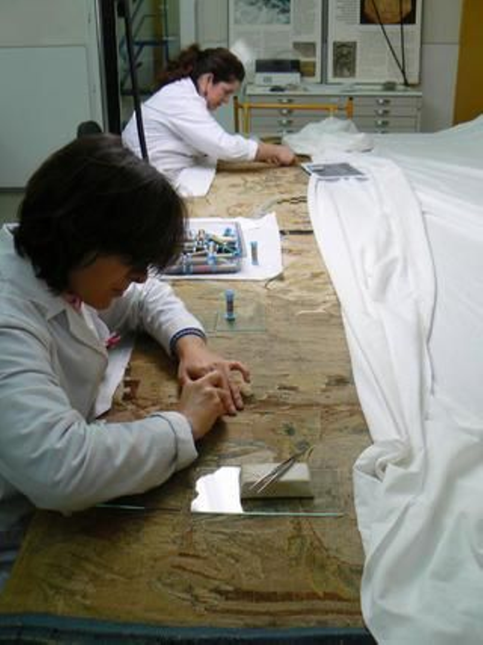 Trabajadoras del taller textil restaurando un tapiz.

Foto: Ruesga Bono