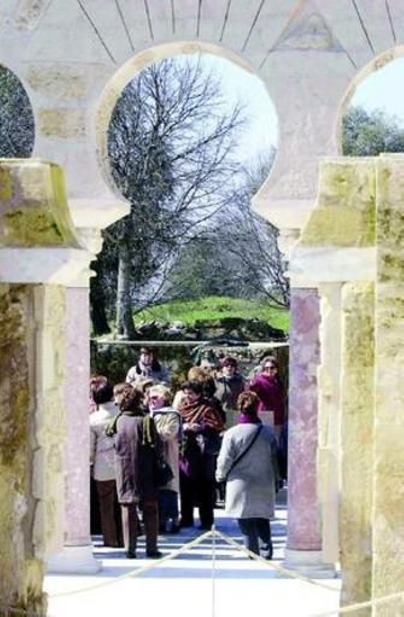 Varios visitantes en Medina Azahara.
