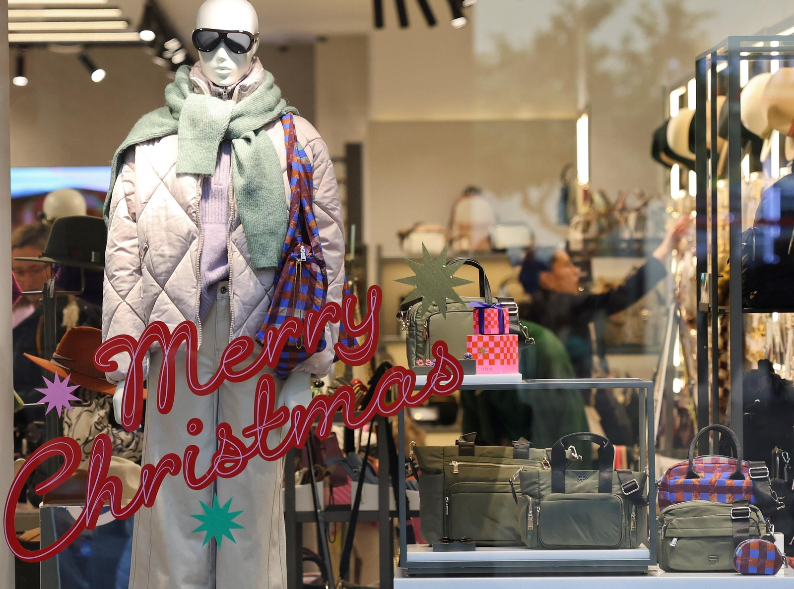 Un escaparate de Málaga con decoración de Navidad.