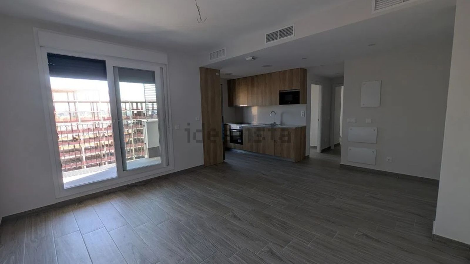 Amplio loft sin amueblar en alquiler en Entrenúcleos.