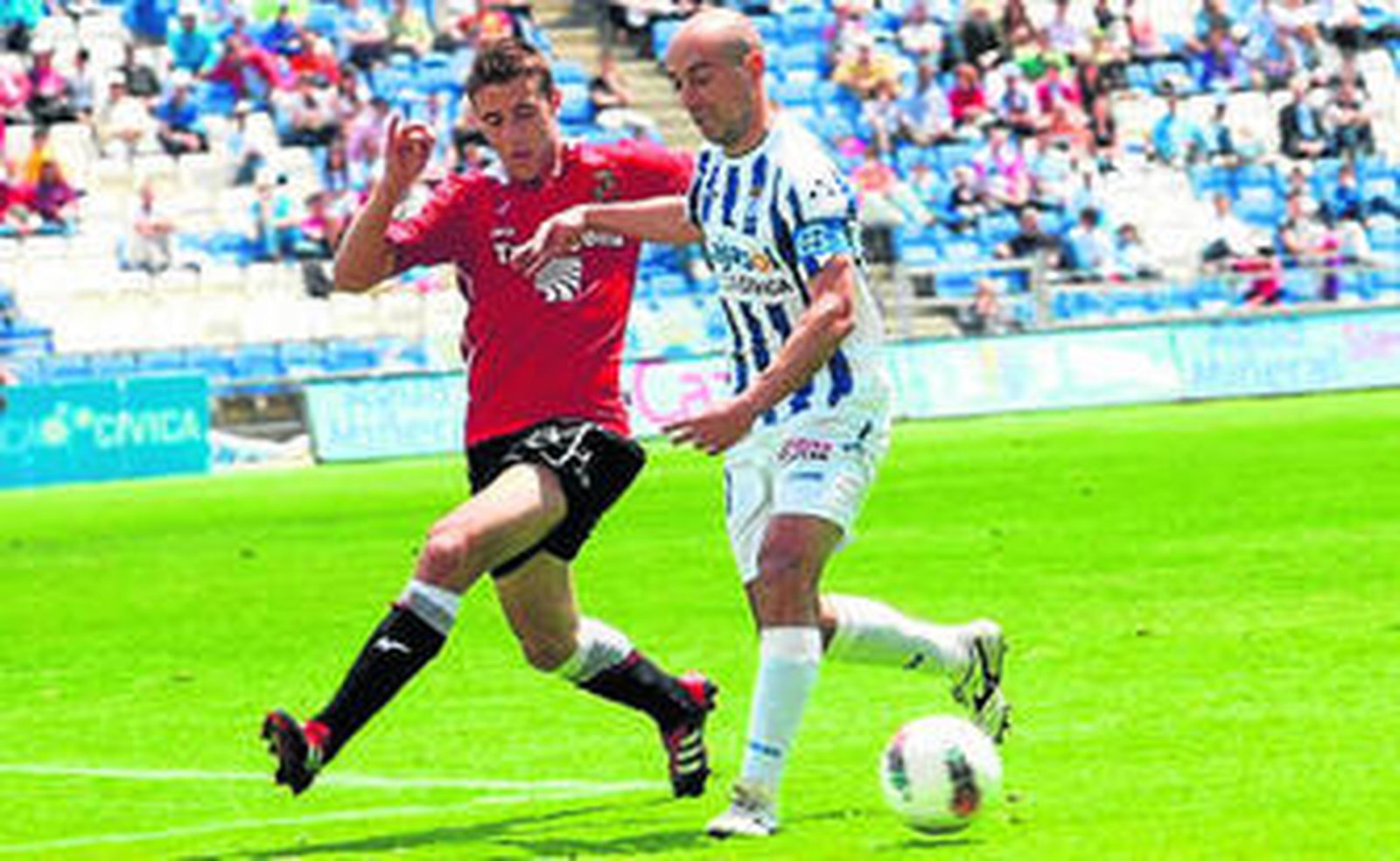 Aitor, en una acción del partido ante el Nàstic.