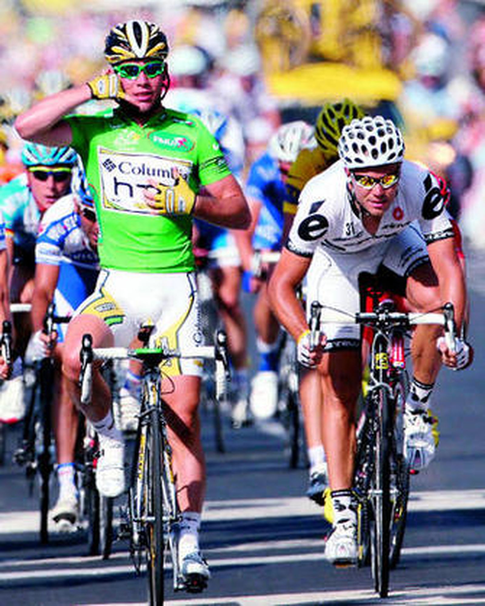 Cavendish hace un gesto de hablar por teléfono ante Hushovd en la línea de meta.