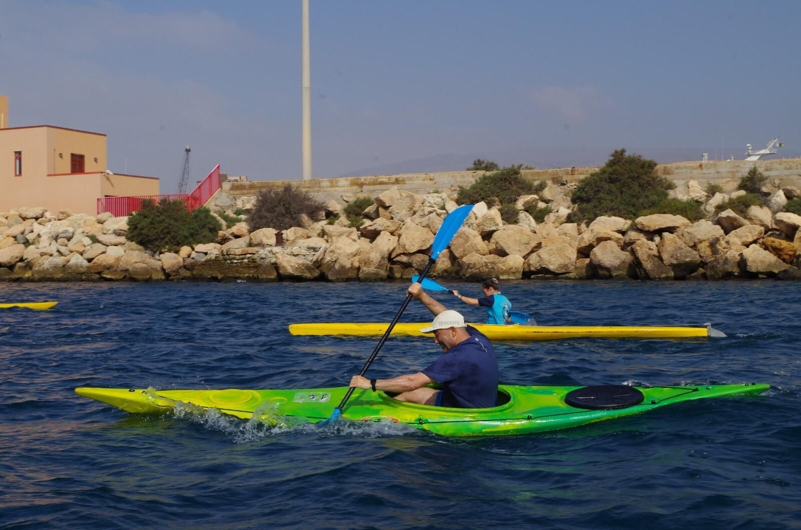 Varios piragüistas en plena competición durante los Juegos Deportivos Municipales de Piragüismo.