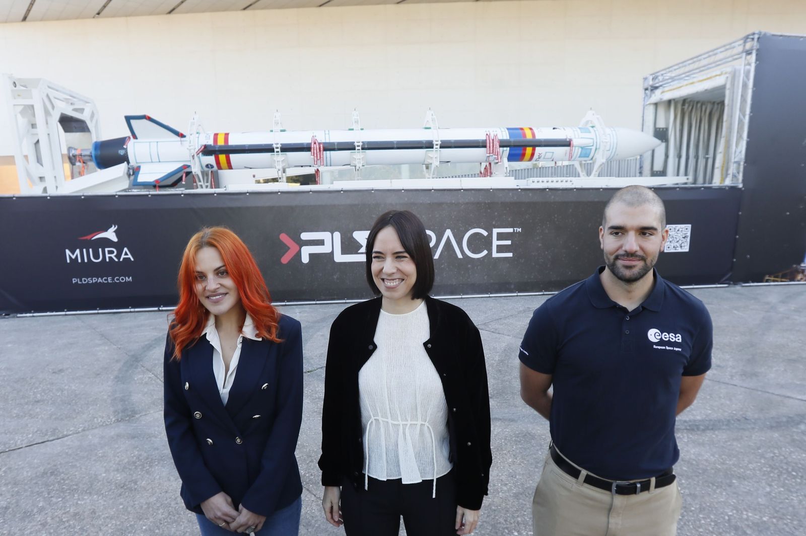 Los astronautas Sara García y Pablo Álvarez, junto a la ministra de Ciencia e Innovación en funciones, Diana Morant, en la presentación de la Semana del Espacio  en el Palacio de Congresos (Fibes) en Sevilla.