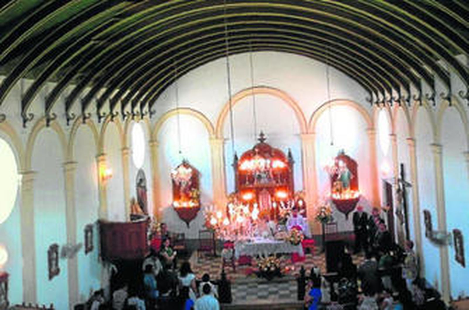 La bóveda de la iglesia daba cobijo a centenares de fieles que participaron de la Eucaristía.