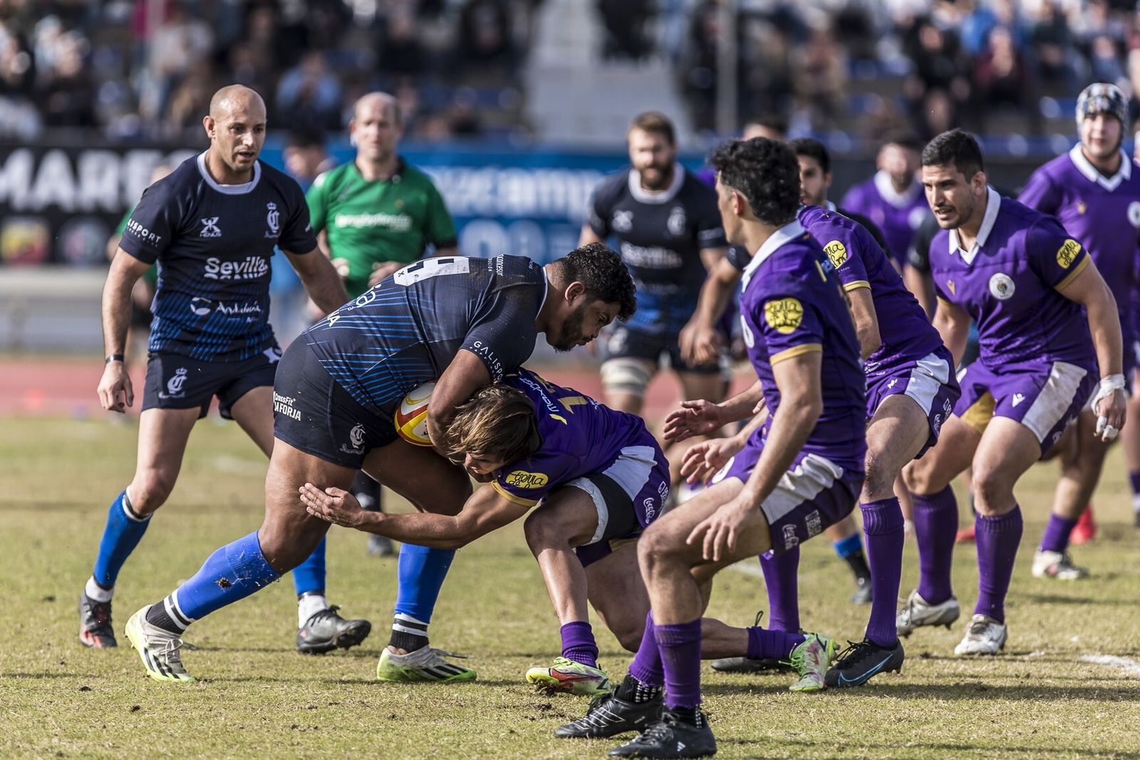 Un jugador del Real Ciencias percute con el oval en un reciente partido.