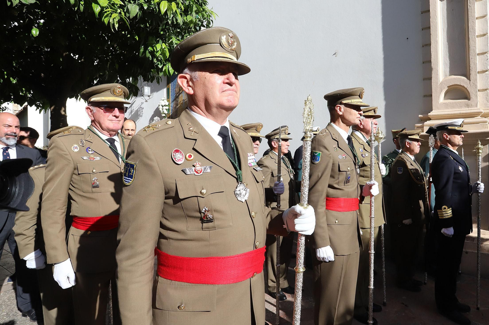 La Legión acompaña al Cristo de la Vera+Cruz en su procesión por Huelva, en imágenes