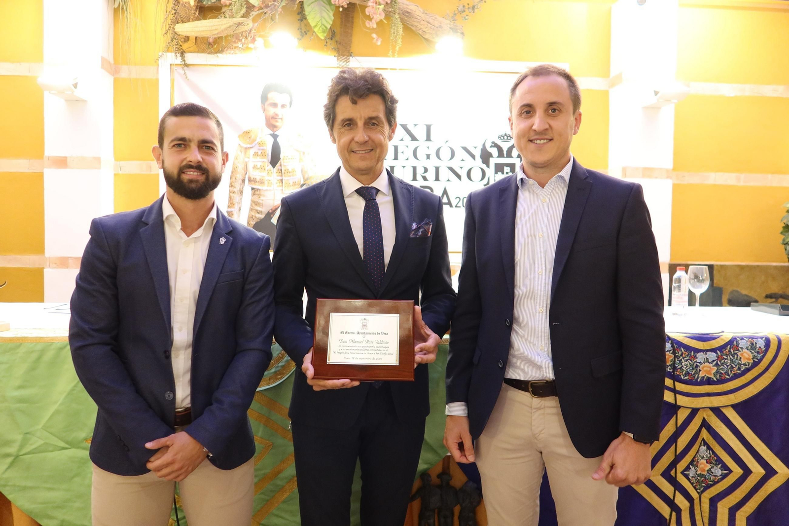 Alcalde y concejal Cultura entregan placa a Ruiz Manuel.