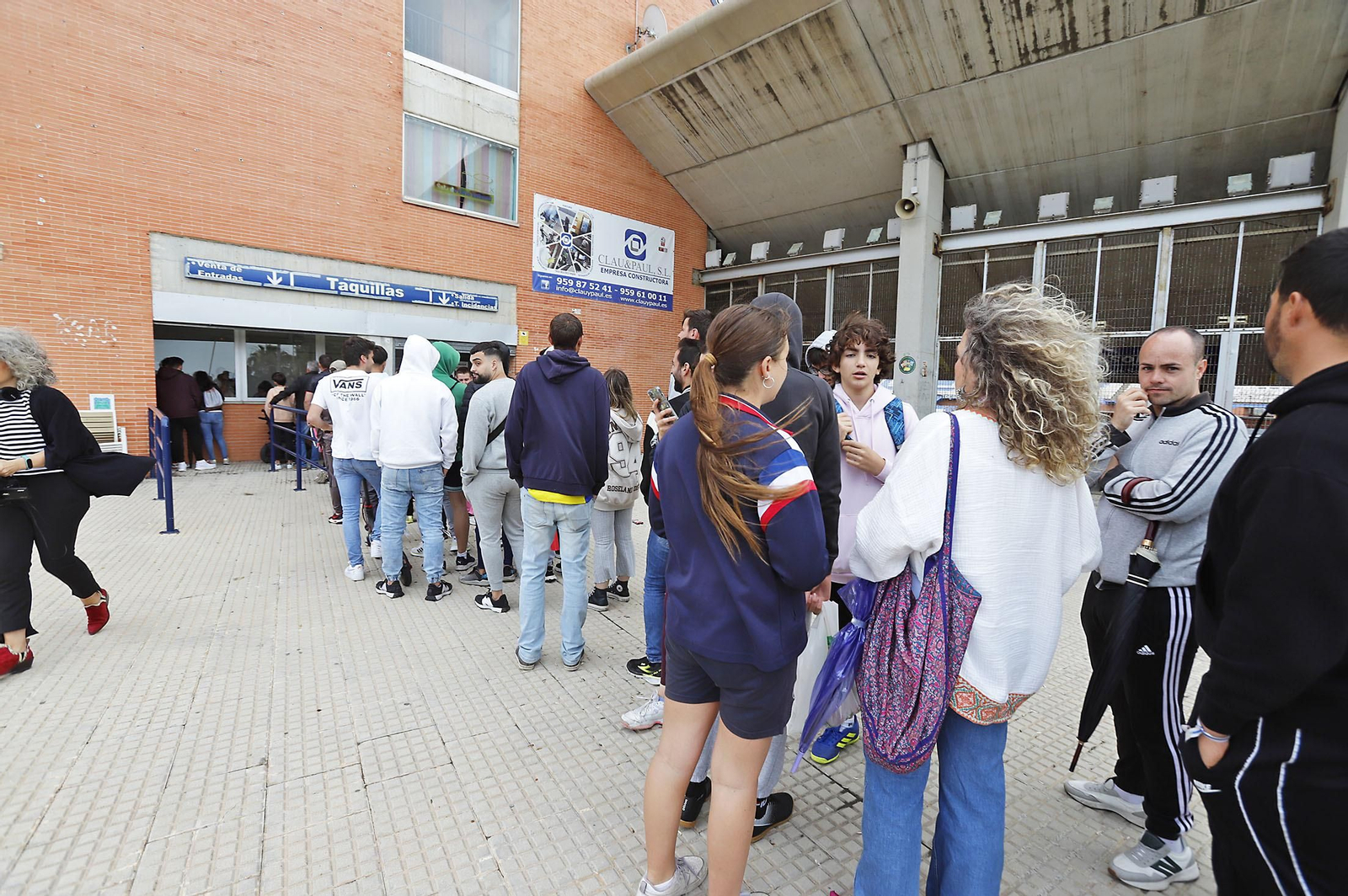 Largas colas para comprar las últimas entradas de la final del Recreativo de Huelva