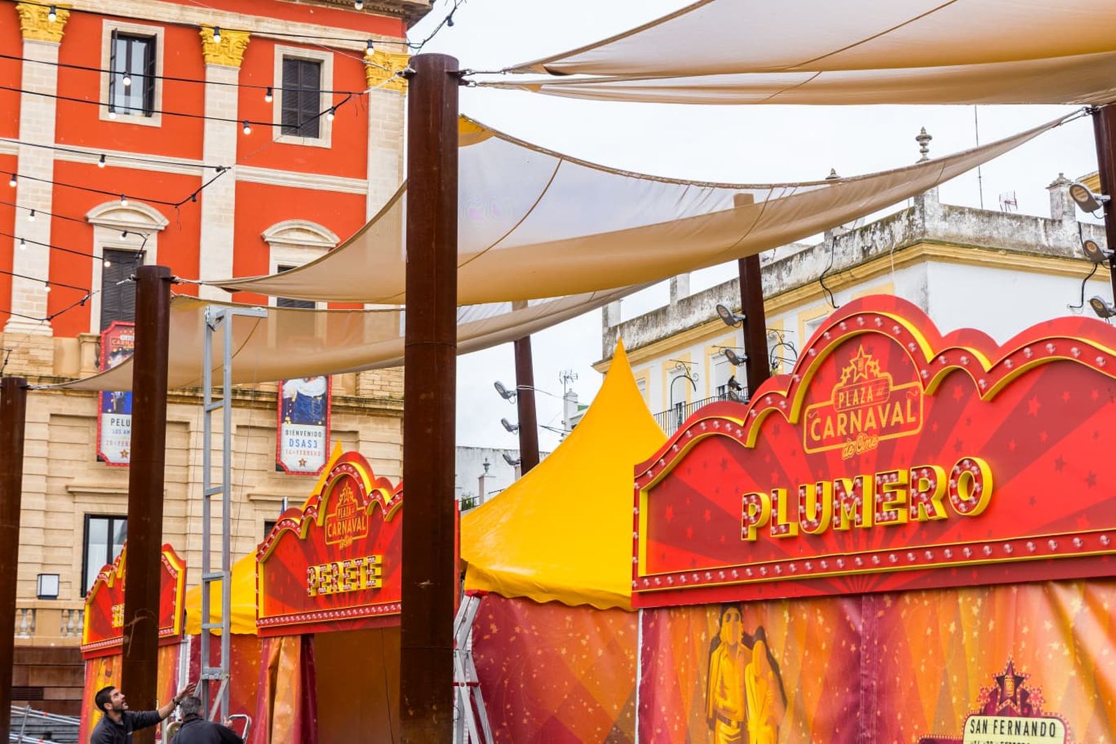 San Fernando y su plaza del Rey se preparan para dar la bienvenida al Carnaval: las imágenes