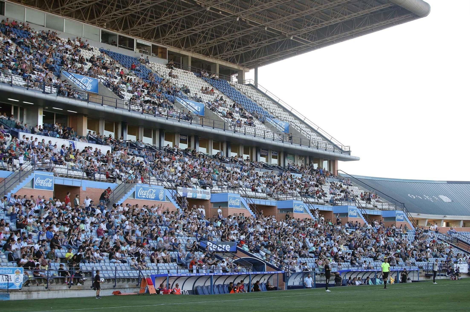 Afición en el Nuevo Colombino.