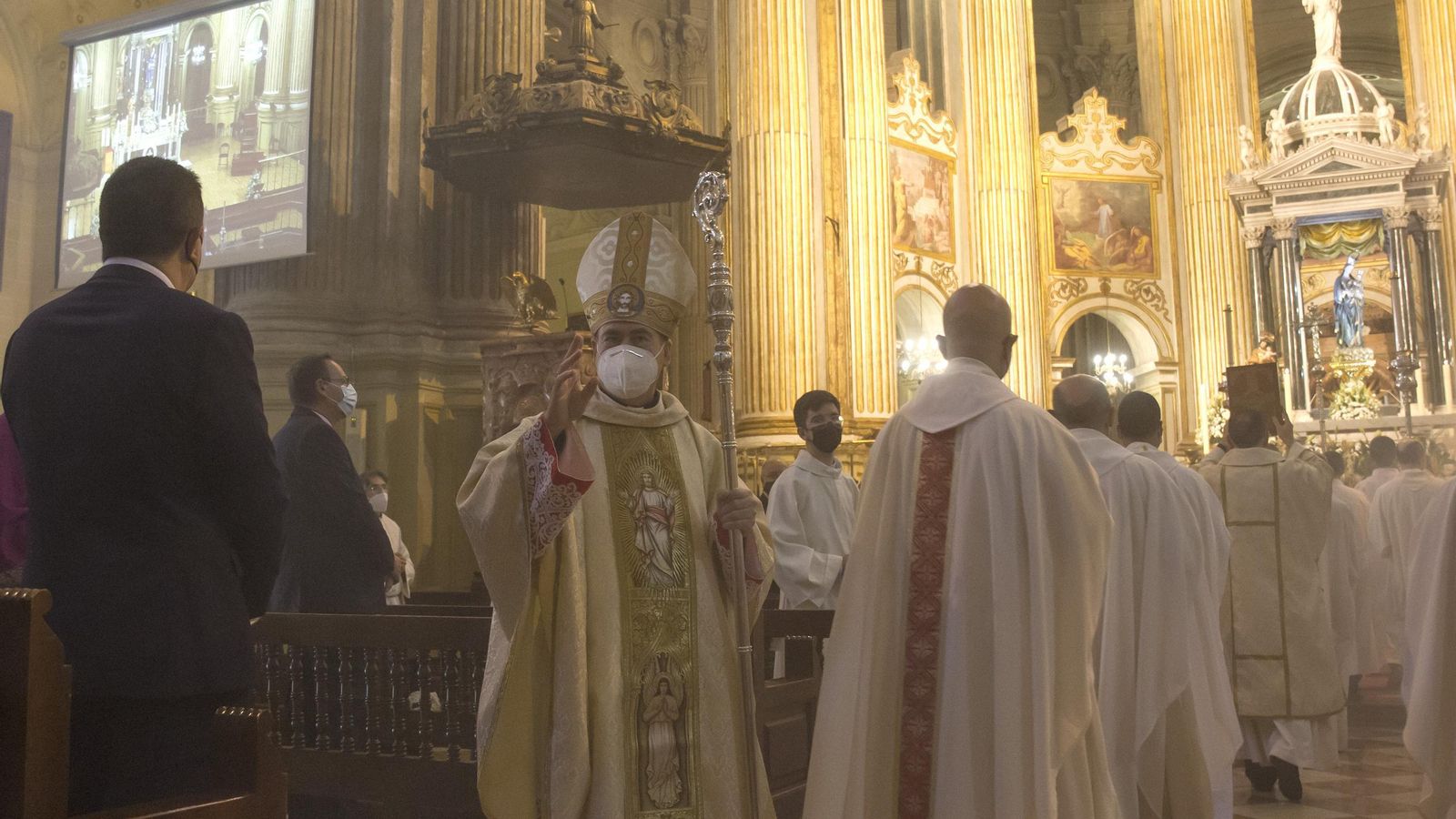 El obispo Jesús Catalá imparte la bendición al inicio de la ceremonia religiosa.