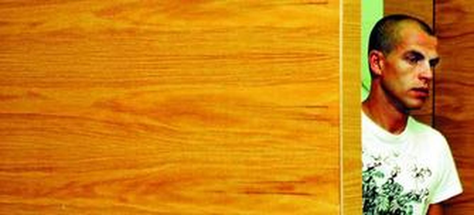 Duda entra en la sala de prensa del estadio de La Rosaleda en una reciente alocución ante los medios de comunicación.