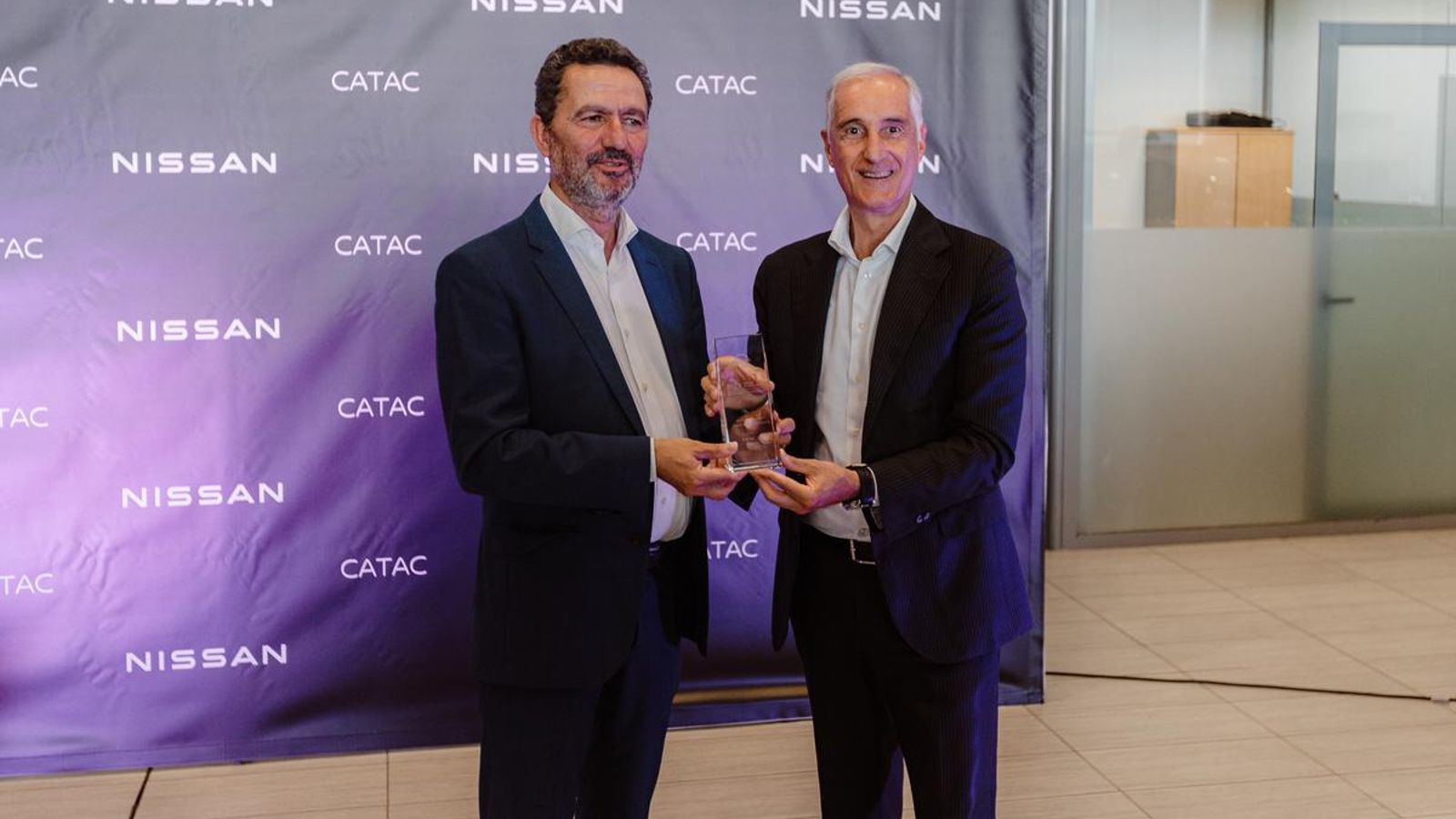 Antonio Gil y Bruno Mattucci durante la entrega del trofeo que acredita la obtención por CATAC del Nissan Global Award 2023.