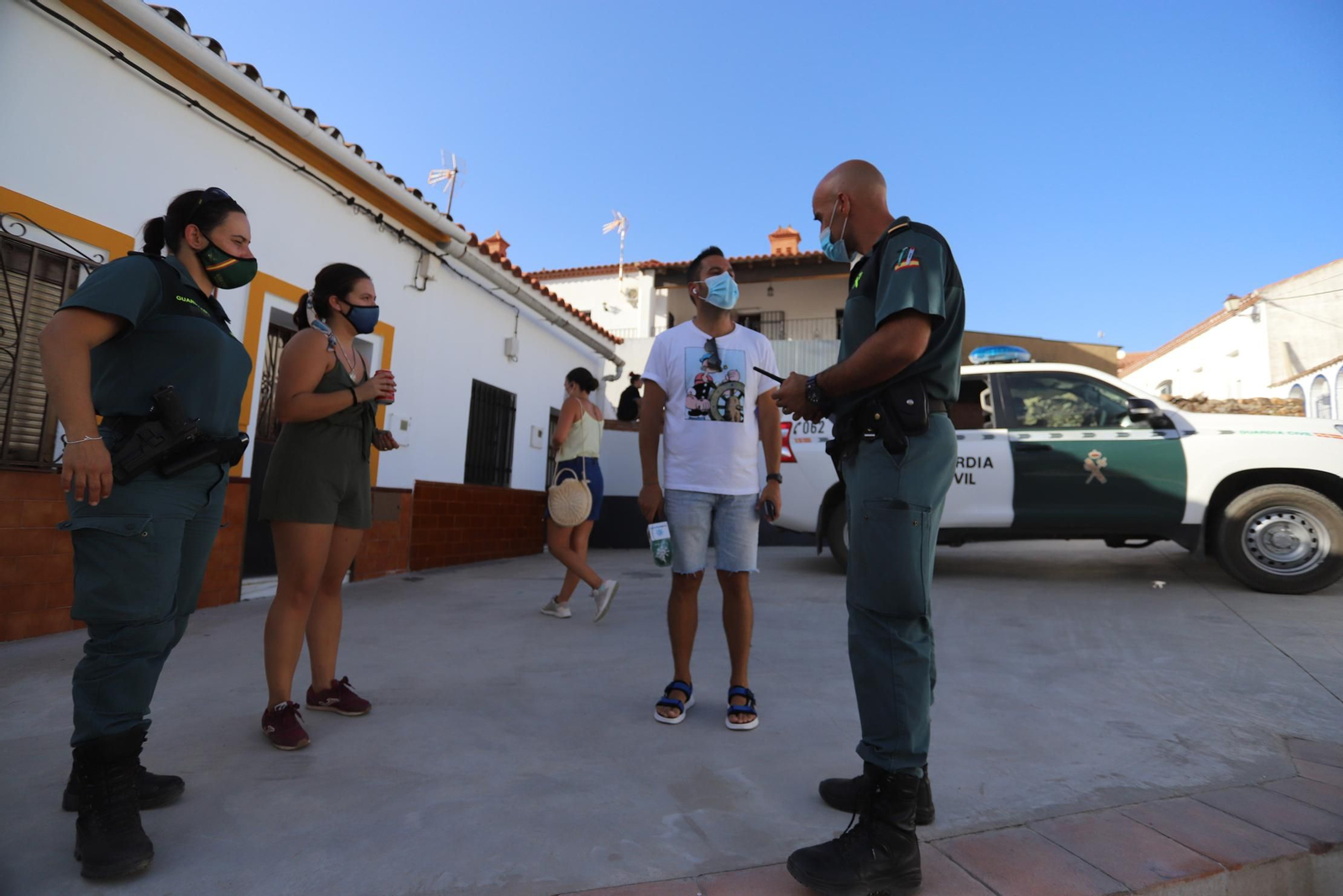 Imágenes de los vecinos desalojados por el incendio de Almonaster, acogidos en el Patrás