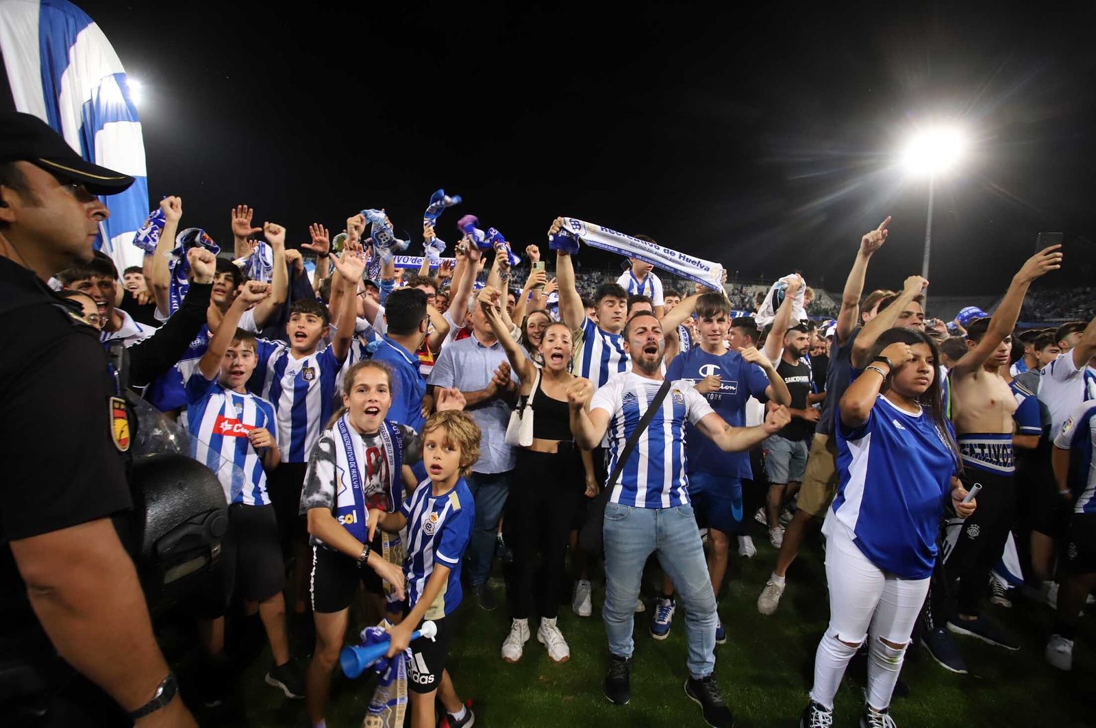 Imágenes del gran ambiente en el Nuevo Colombino en el ascenso del Recre