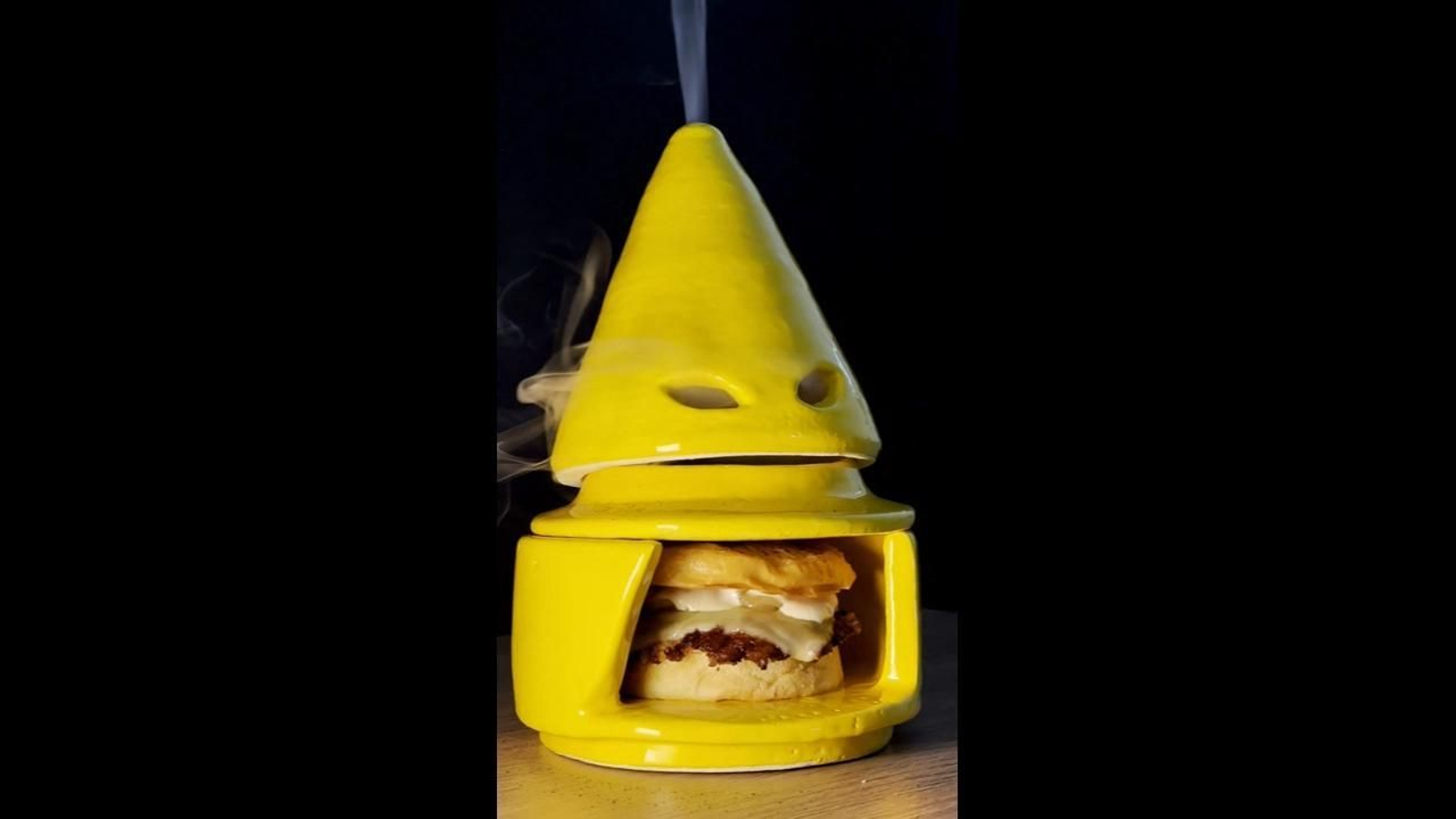 Monkey Food crea una hamburguesa cofrade con olor a incienso llamada "La Santa"