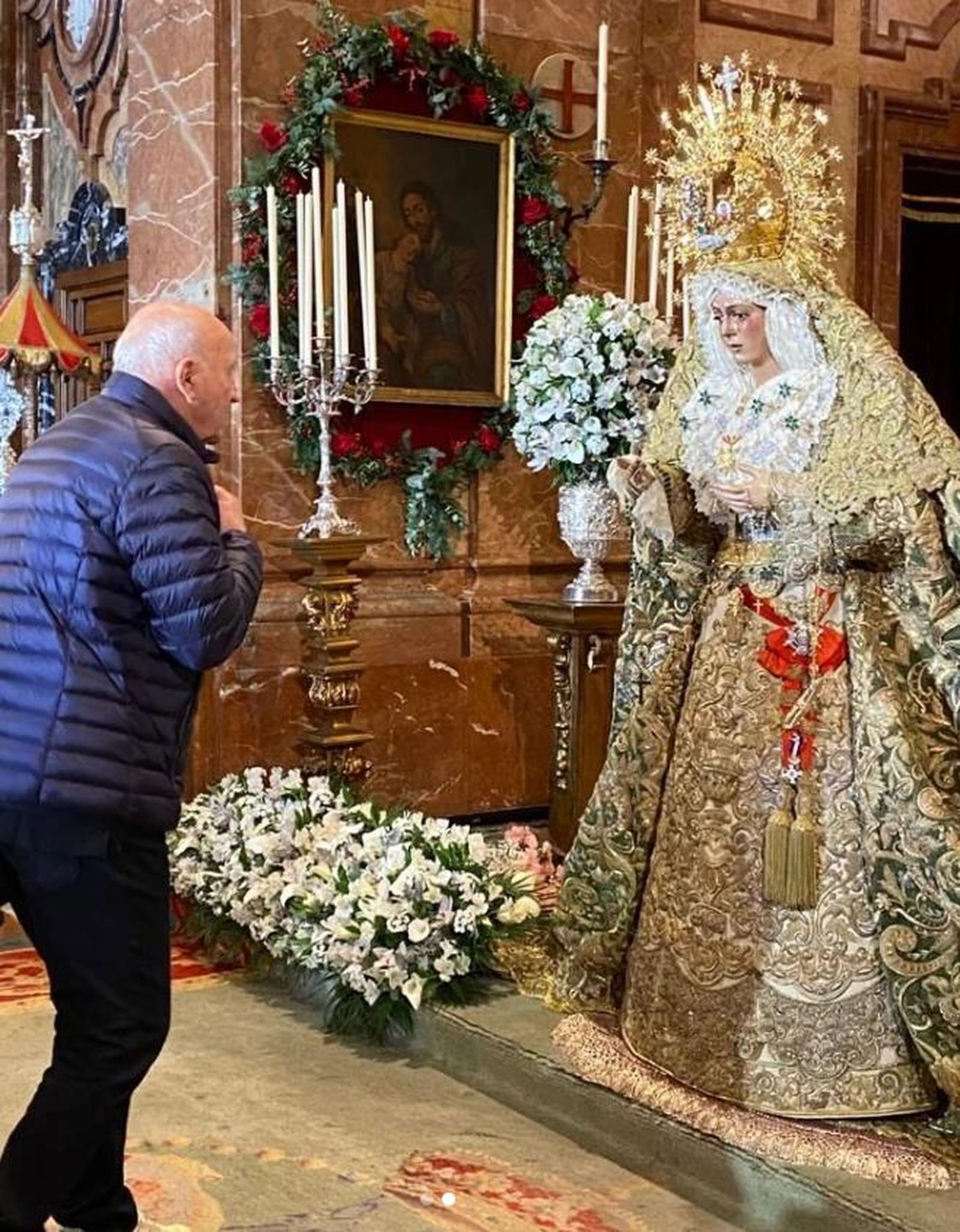 Scotta, ante la Esperanza Macarena en su 'besamanos'.