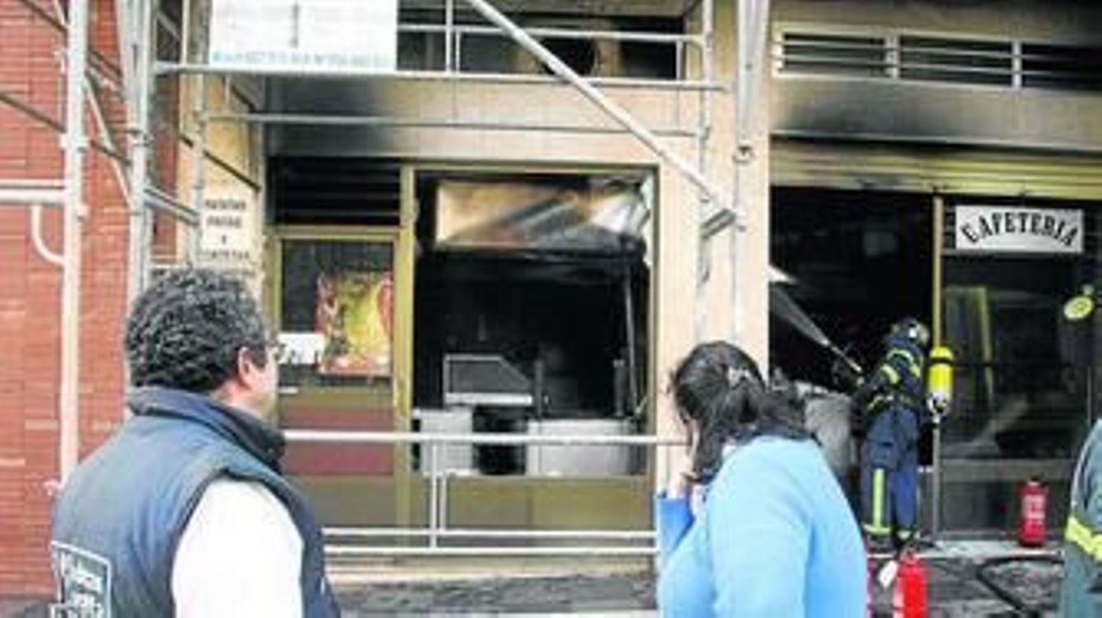 Los dueños contemplan cómo los bomberos terminan de extinguir las llamas.