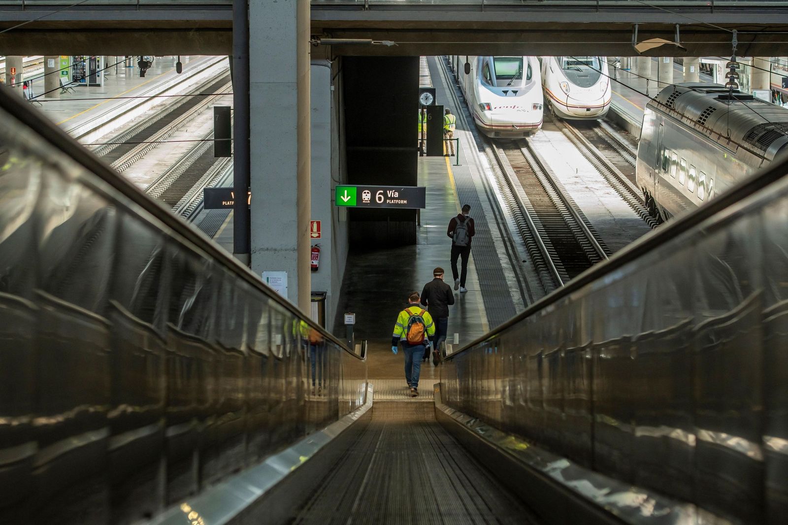 Escaleras de la estación de Santa Justa de acceso a algunas de las líneas de Cercanías.