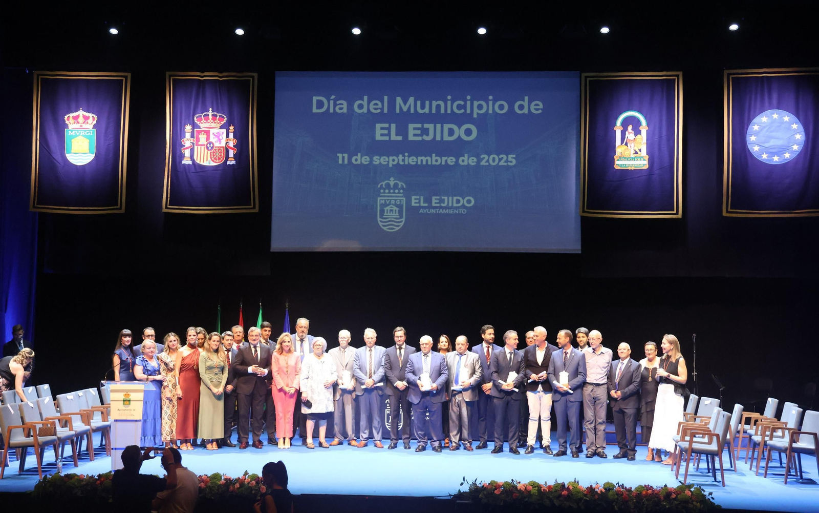 Foto de familia de la gala del Día del Municipio.