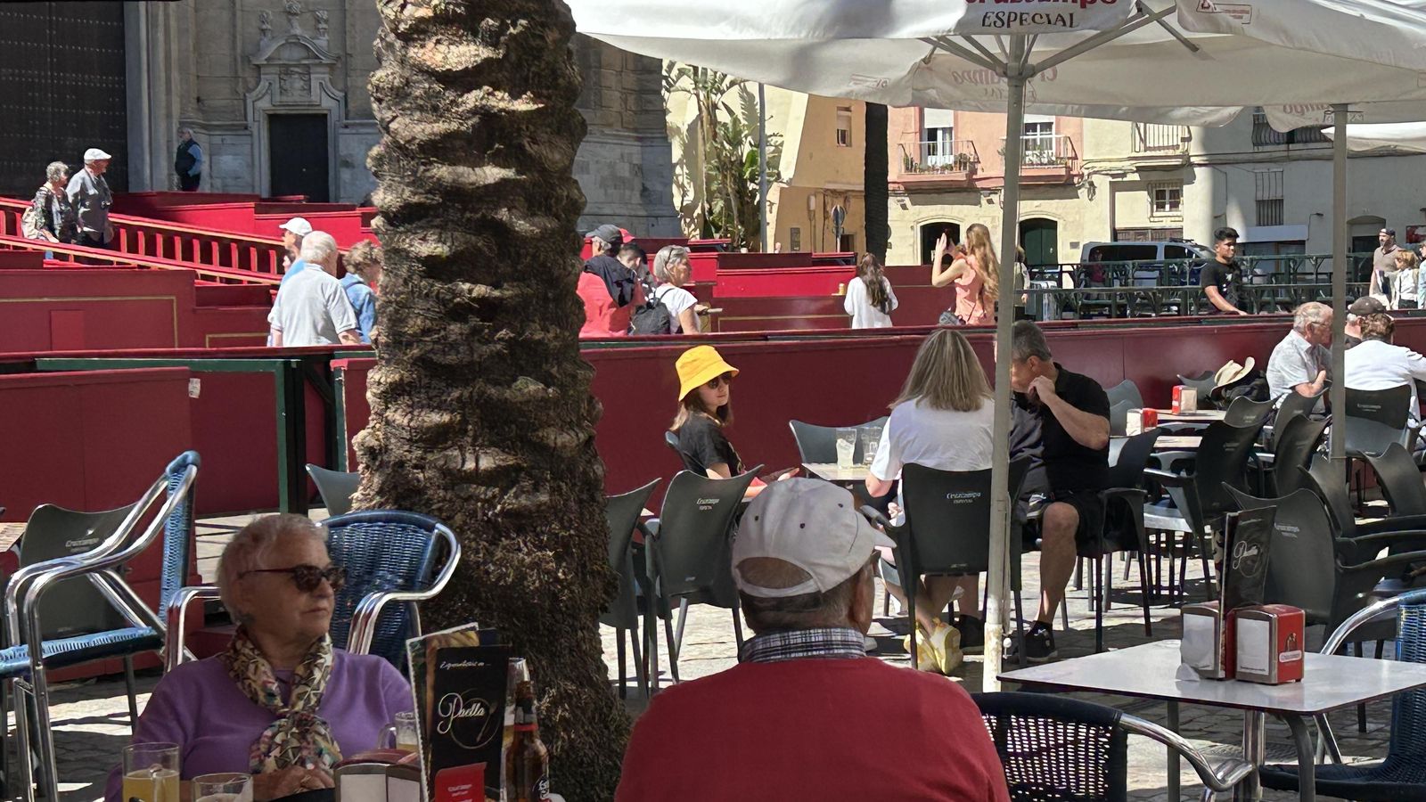 Los turistas llenaban a mediodía los bares de la plaza de la Catedral.